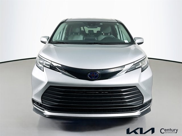 2023 Toyota Sienna LE